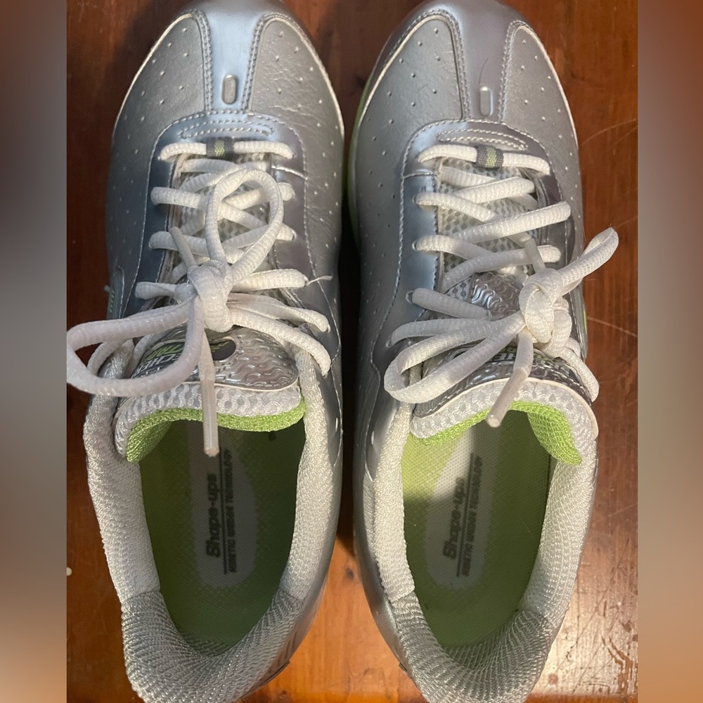 Women’s Skechers shape ups sneakers size 8.5 worn once